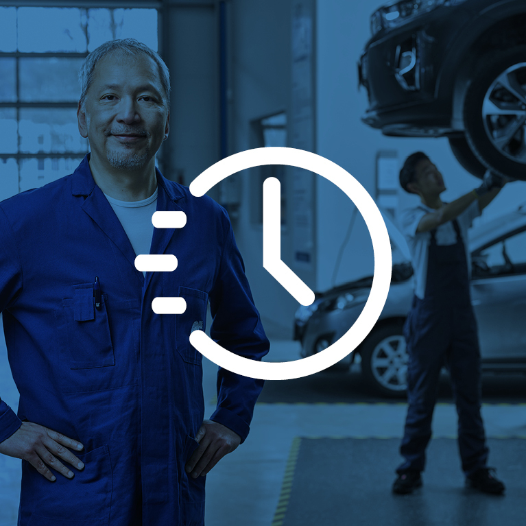 Werkstattszene mit einer Uhr als Symbol für Schnelligkeit 